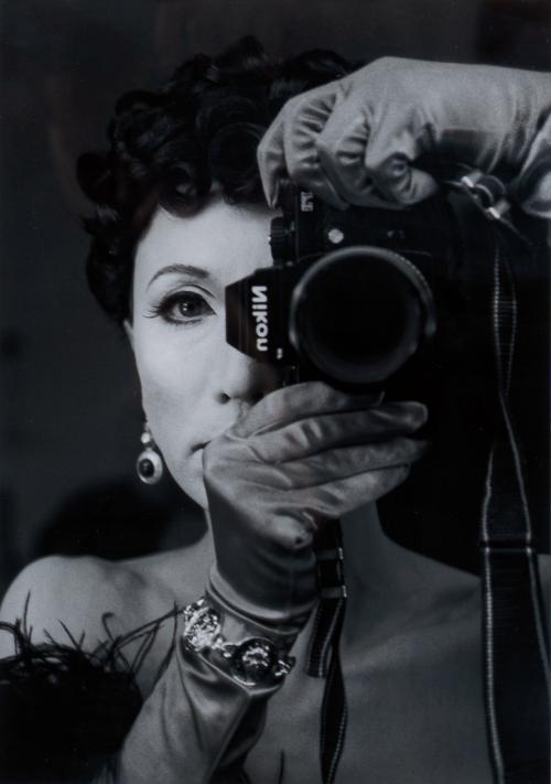 434   -  <p><span class="object_author">YASUMASA MORIMURA (Japón, 1951) - M' Self - Portrait Nº40/B (with my camera) 9/12</span></p>