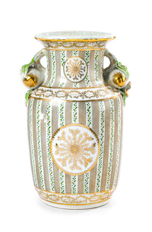 Jarrón en porcelana, Japón pp. S. XXCon decoración esmalt