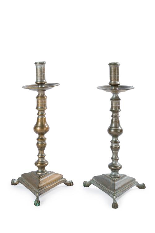 Pareja de candeleros en laton dorado, España S. XVIIIBase