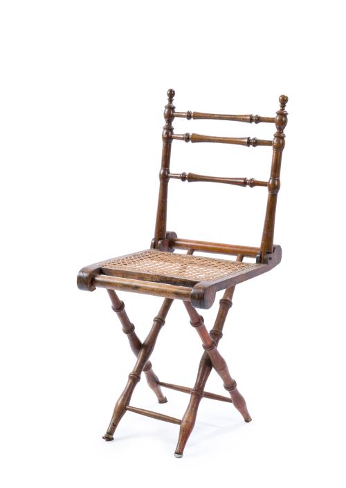 712   -  <p><span class="object_title">Silla plegable inglesa de campaña, c. 1920<br/>En bambu. <br/></span><br></p>