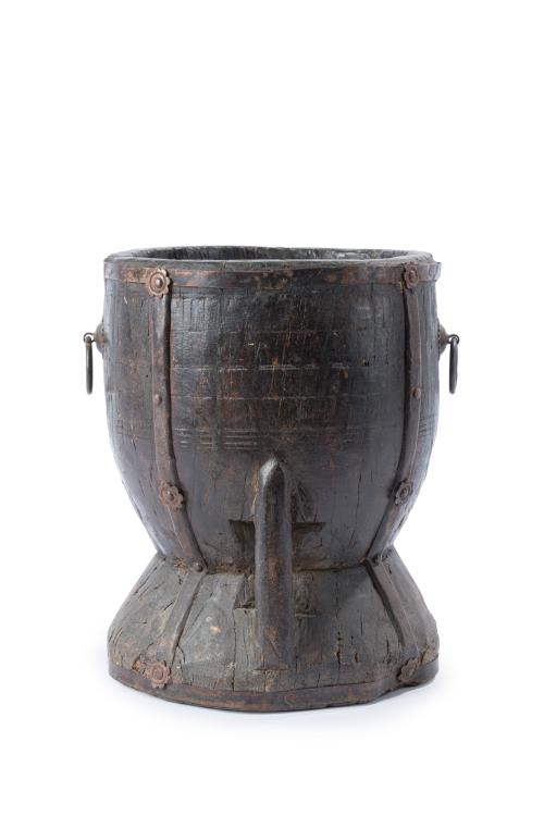 715   -  <p><span class="object_title">Mortero africano  de Nuristan<br/>En madera tallada.<br/></span><br></p>