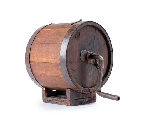 717   -  <p><span class="object_title">Mantequillera S. XIX<br/>En madera y hierro. </span><br></p>