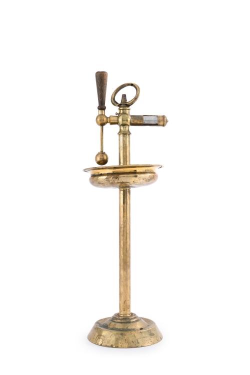 710   -  <p><span class="object_title">Cenicero con cortapuros, S. XIX<br/>En latón dorado. </span><br></p>