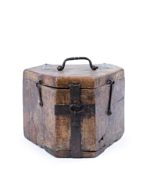 708   -  <p><span class="object_title">Botellero monacal en madera tallada, s. XVI-XVII<br/>Con herrajes en hierro <br/></span><br></p>