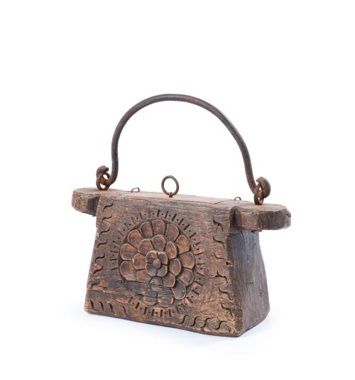 716   -  <p><span class="object_title">Salero cántabro en madera, España, S. XIX<br/>Con decoración floral y geométrico. Asa en hierro forjado. </span><br></p>