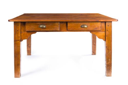 638   -  <p><span class="object_title">Mesa rústica rectangular en madera de pino, S. XX<br/>De líneas rectas, dos cajones en el frente con tiradores en metal tipo concha. Patas rectas y faldón recortado.<br/>Ensamblaje mediante toretes de madera vistos. </span><br></p>