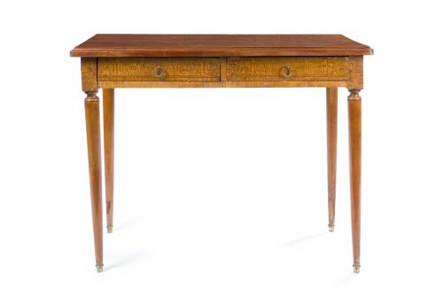Meda escritorio estilo Luis XVI, s. XX.En madera con dos 