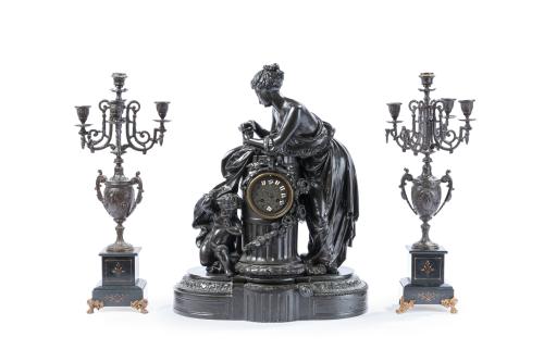 Guarnición de reloj de sobremesa y pareja de candelabros Na
