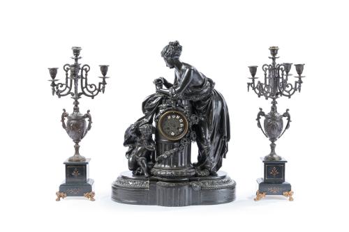 Guarnición de reloj de sobremesa y pareja de candelabros Na