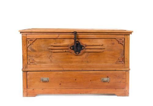 Arcón provenzal antiguo en madera clara. 