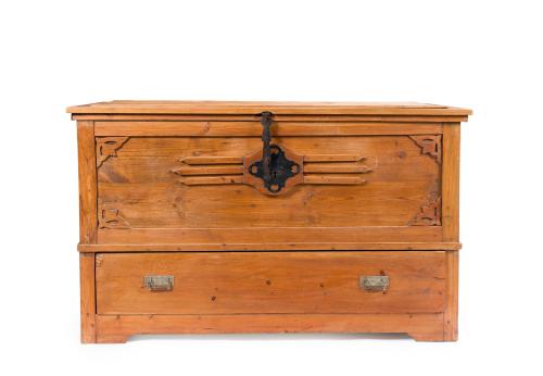Arcón provenzal antiguo en madera clara. 