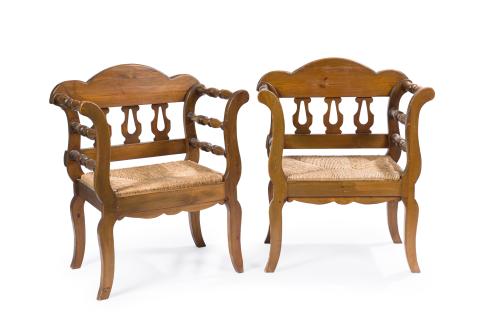 Pareja de butacas en madera de pino con brazos torneados y 