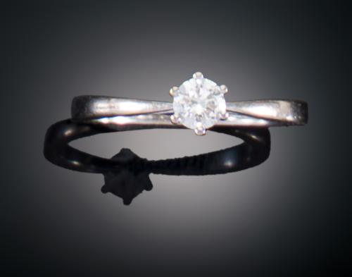 SORTIJA SOLITARIO CON DIAMANTE EN ORO BLANCO DE 18 KT