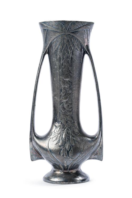 Jarrón modernista en metal plateado