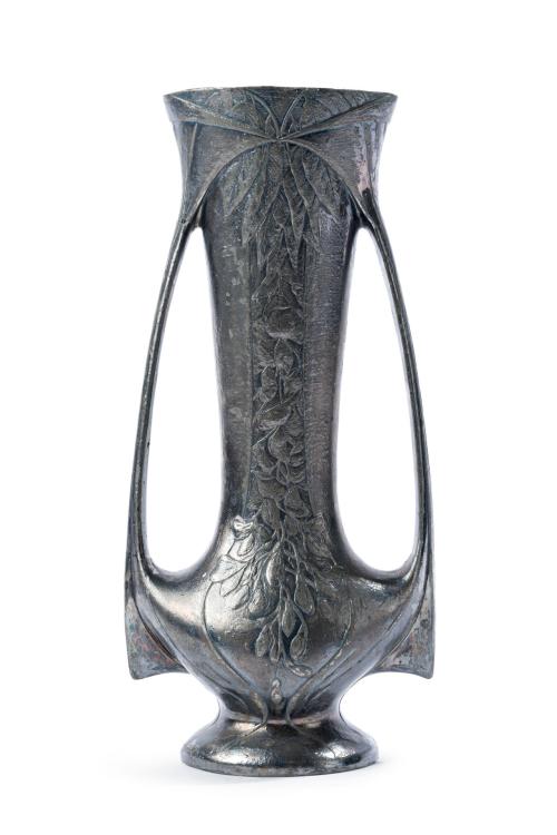 Jarrón modernista en metal plateado