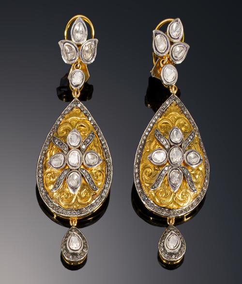 581   -  <p><span class="object_title">Pendientes en forma de làgrima con diamantes talla rosa </span></p>