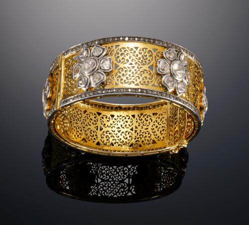 586   -  <p><span class="object_title">Brazalete rígido con detalles de filigrana calada y decoración floral </span></p>