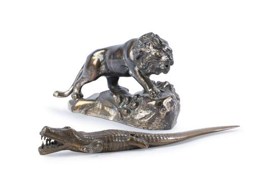 Lote de dos pisapapeles en bronce dorado y metal plateado. 