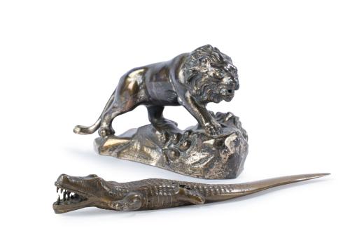 Lote de dos pisapapeles en bronce dorado y metal plateado. 