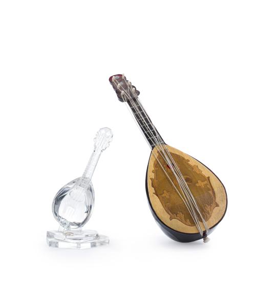 Lote formado por dos mandolinas en miniaturas.Uno en cris