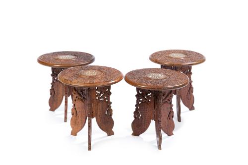 Juego de cuatro taburetes hindúes en madera calada con marq