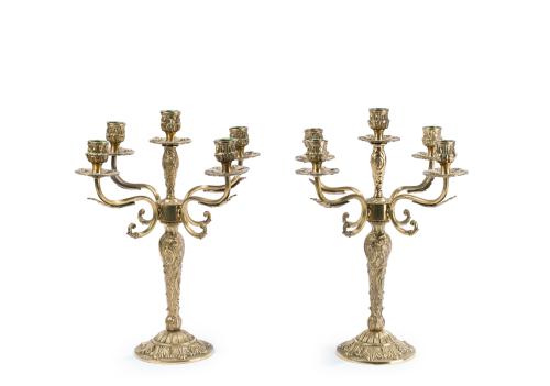 Pareja de candelabros de cinco luces en bronce dorado. 