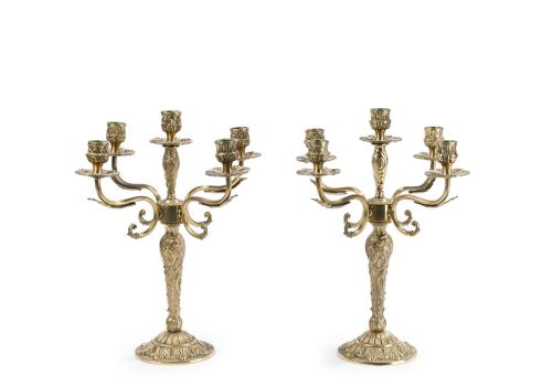 Pareja de candelabros de cinco luces en bronce dorado. 