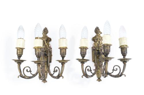 Pareja de apliques de tres luces en bronce pavonado. 
