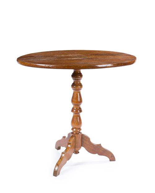 Mesa auxiliar oval en madera de roble sobre pie tripode. 