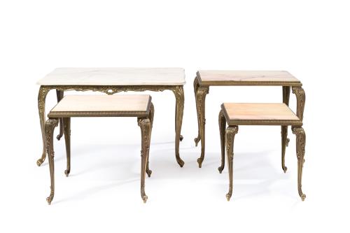 Juego de mesa de centro y tres mesitas nido en bronce dorad