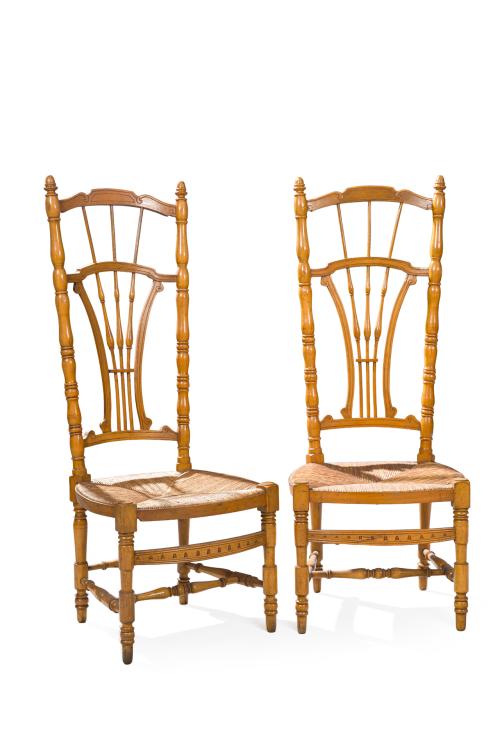 Original pareja de sillas con respaldo alto en madera torne