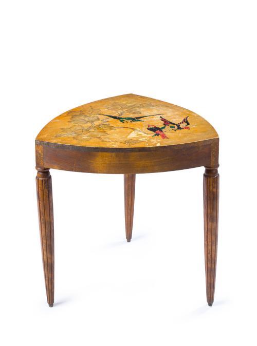 Mesita auxiliar trapezoidal en madera pintada.Con decorac