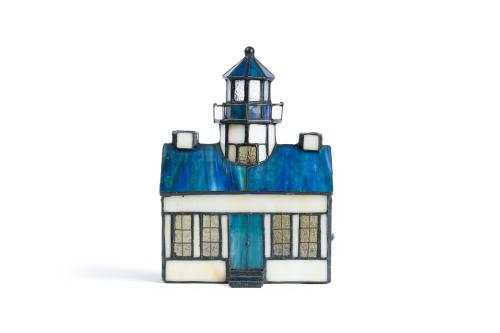Lámpara de mesa a modo de faro en símil vidrio emplomado. 