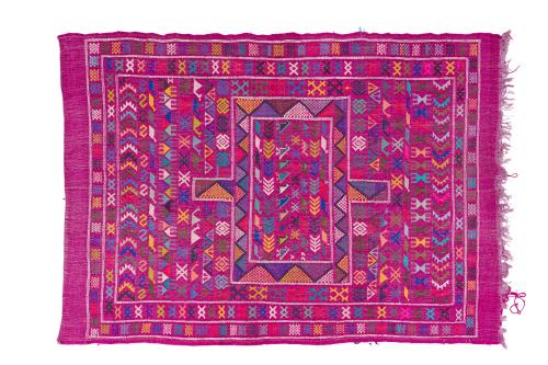 Kilim turco con decoración esquemática sobre campo frambues
