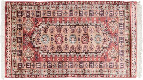 153   -  <p><span class="object_title">Alfombra oriental  en lana estilo Bokhara, s. XX<br/>Campo central en tono salmón y beige con gran medallón geométrico octogonal y decoración simétrica de motivos tribales. Cenefa con decoración floral y geométrica. <br/></span><br></p>