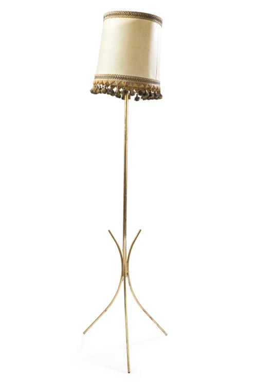 Lámpara de pie en metal dorado con pantalla en pergámino. 
