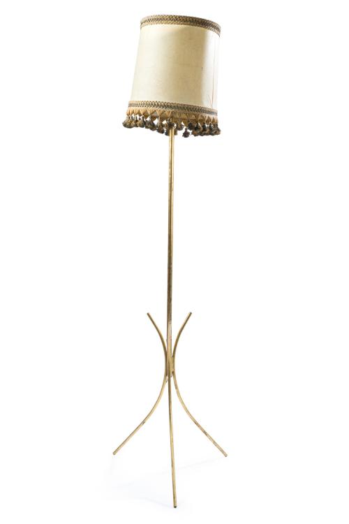 Lámpara de pie en metal dorado con pantalla en pergámino. 