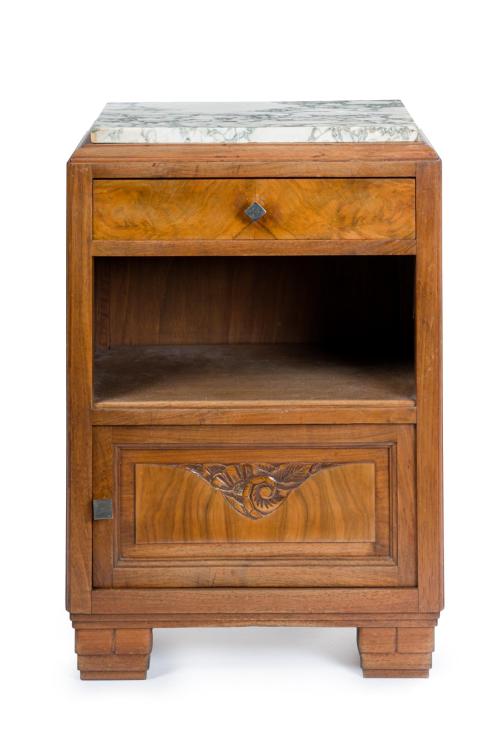178   -  <p><span class="object_title">Mesilla de noche Art Noveau en madera con tapa en mármol blanco veteado, c. 1900.</span><br></p>