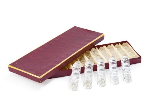 Juego de 12 reposacubiertos en cristal tallado. En su est