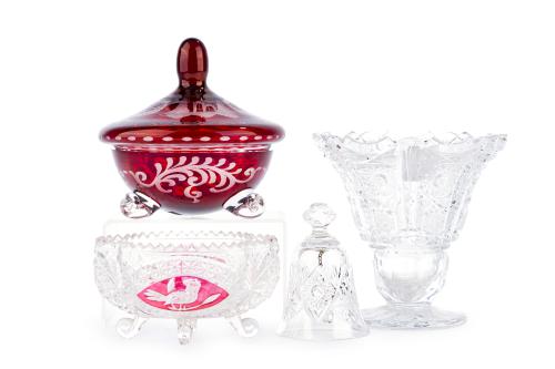 613   -  <p><span class="object_title">Lote en cristal centroeuropeo tallado en colores rojo rubí e incoloro formado por bombonera, campanita, florero y centrito. </span><br></p>