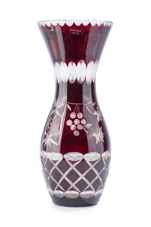 Jarrón en cristal de Bohemia tallado en tonos rojo rubí e i