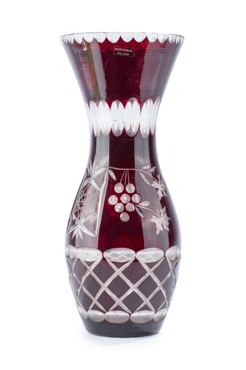 Jarrón en cristal de Bohemia tallado en tonos rojo rubí e i