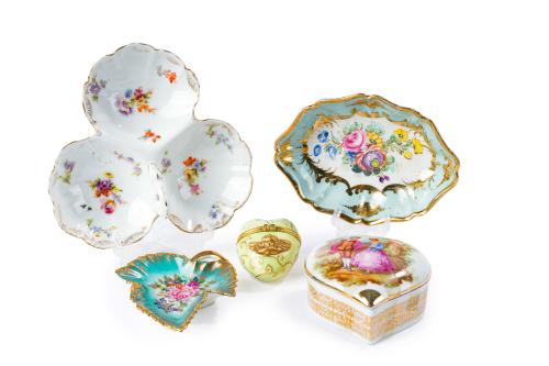 Lote en porcelana europea esmaltada formada por: almendrero