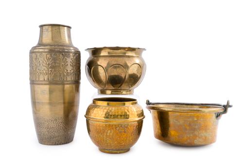 711   -  <p><span class="object_title">Lote en latón dorado formado por jarrón, 2 recipientes y cesta. </span><br></p>