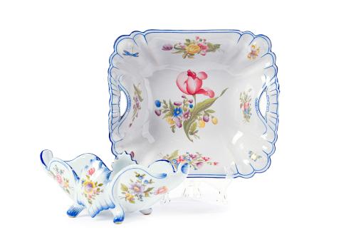 699   -  <p><span class="object_title">Lote en cerámica de Charolles, Francia, c. 1970<br/>Formado por centro y bandeja con decoración floral. </span><br></p>