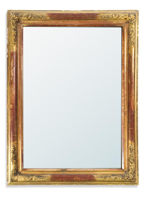 Espejo rectangular con marco en madera tallada y dorada con