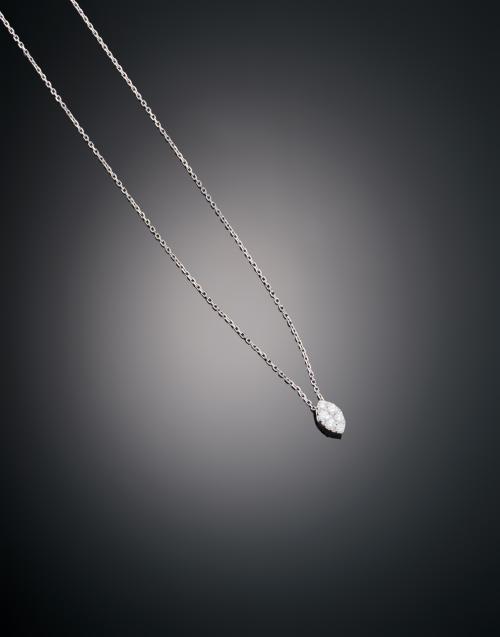 CADENA CON DIJE EN FORMA DE MARQUISE CUAJADO DE DIAMANTES E