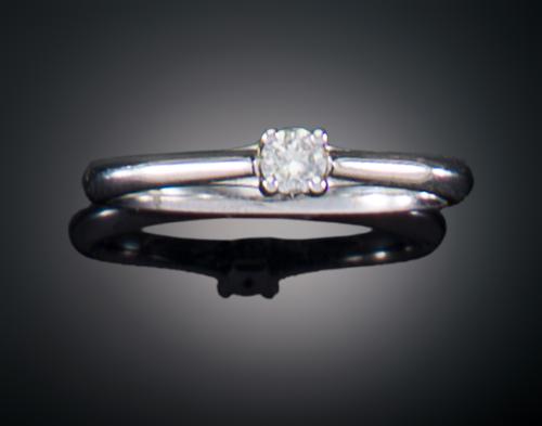 SORTIJA SOLITARIO CON DIAMANTE EN ORO BLANCO DE 18 KT