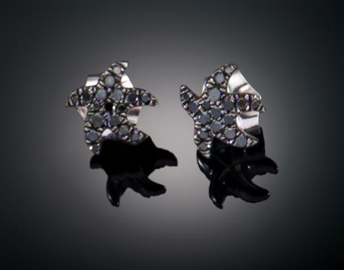 PENDIENTES ESTRELLA MARINA CON DIAMANTES NEGROS EN ORO BLAN