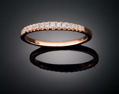 MEDIA ALIANZA EN PAVE DE DIAMANTES EN ORO ROSA DE 18 KT
